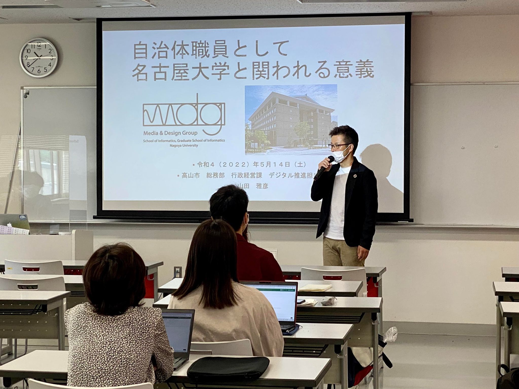 岐阜県高山市の山田様に情報学部で特別講義を行っていただきました。