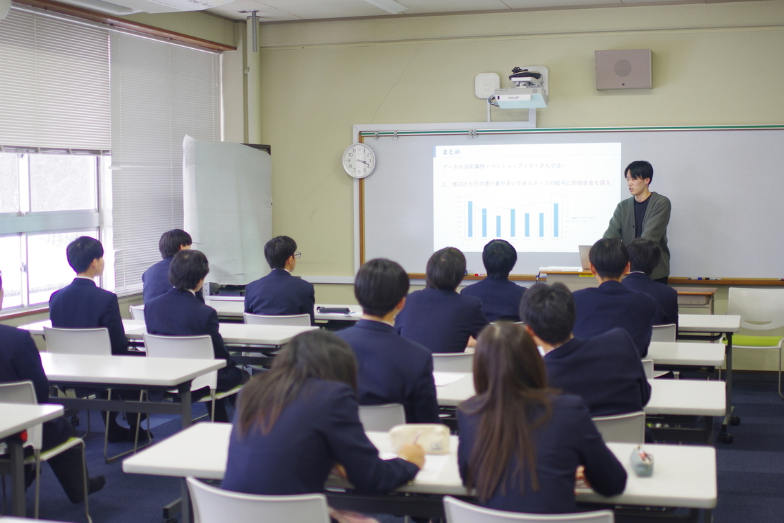 飛騨高山高校の2年生に向けてデータ分析の勉強会を開催しました。