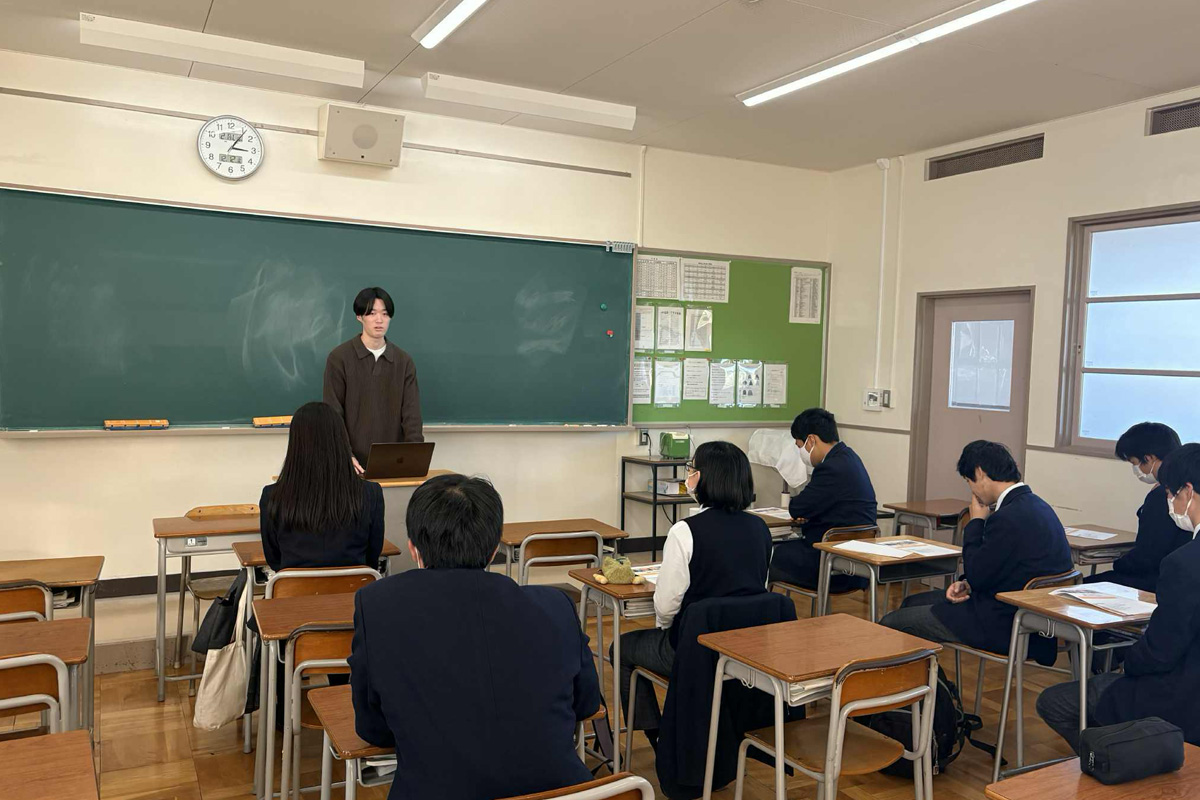 稲沢緑風館高校でスマホ相談会のデモンストレーションを行いました。