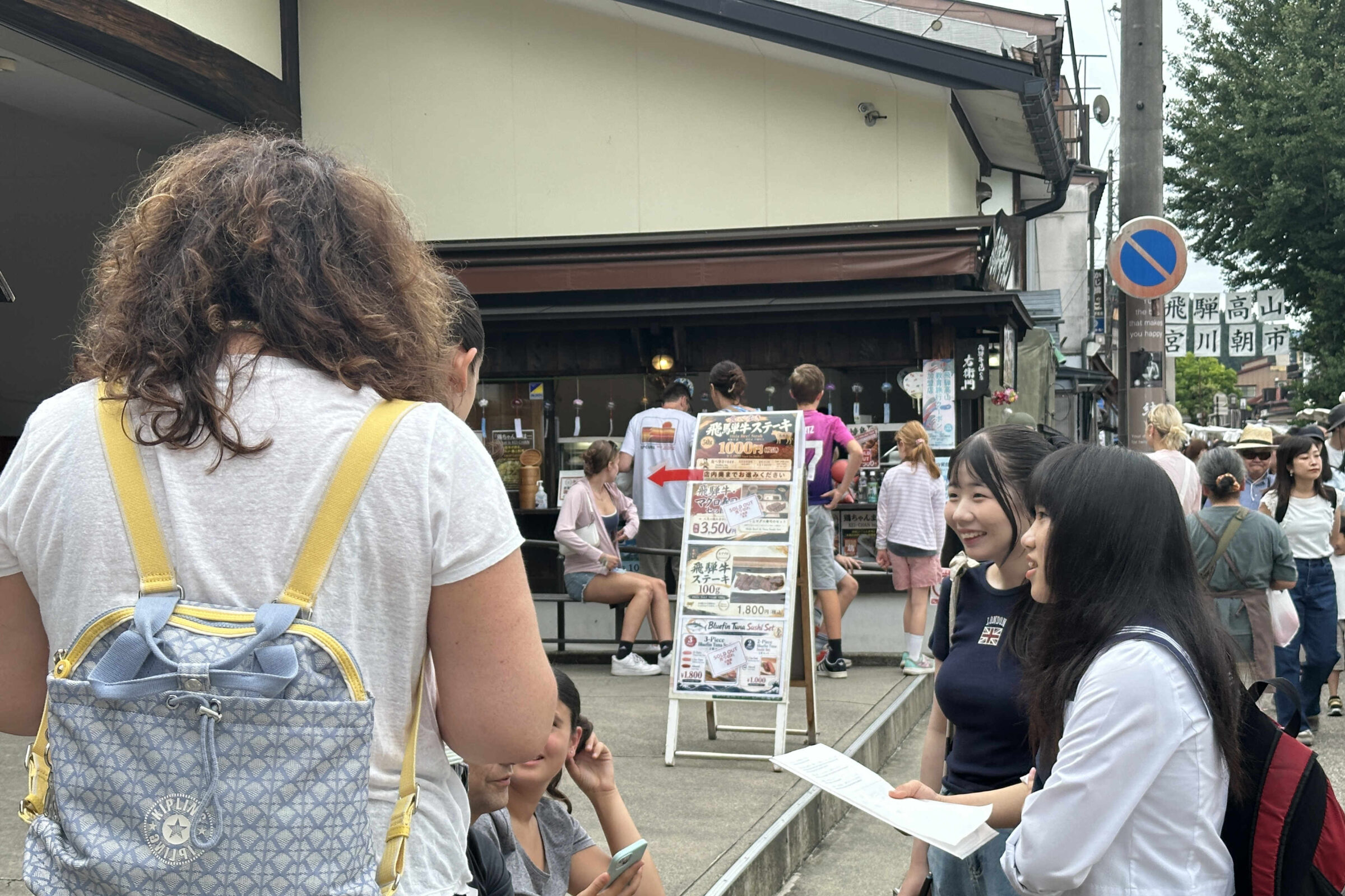 高山市にて斐太高校の生徒と一緒に外国人観光客にインタビュー調査を実施しました。
